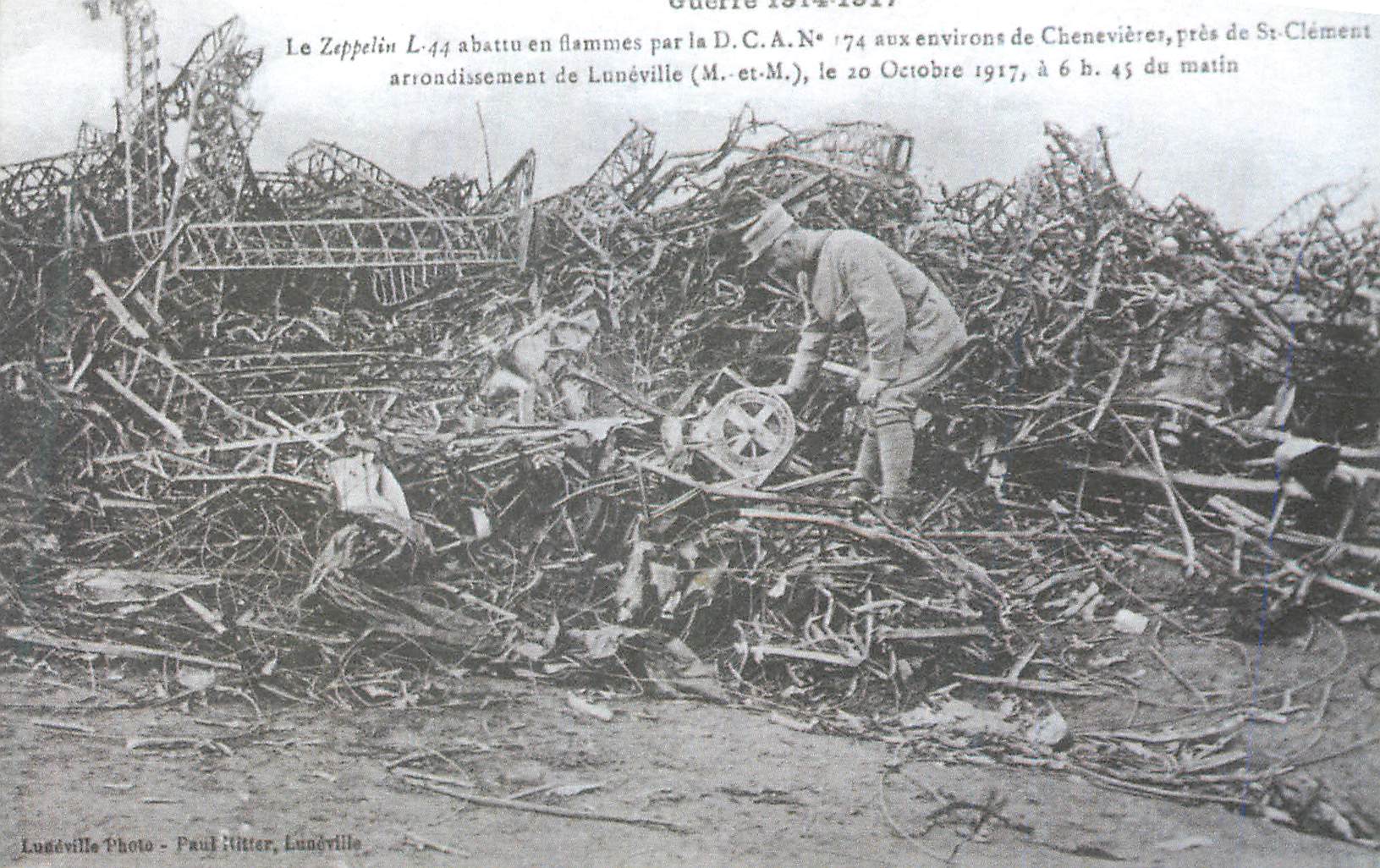 Zeppelin L.44 abattu enflammé — arrondissement de Lunéville, 20 octobre 1917 — Photo Paul Ritter, Lunéville